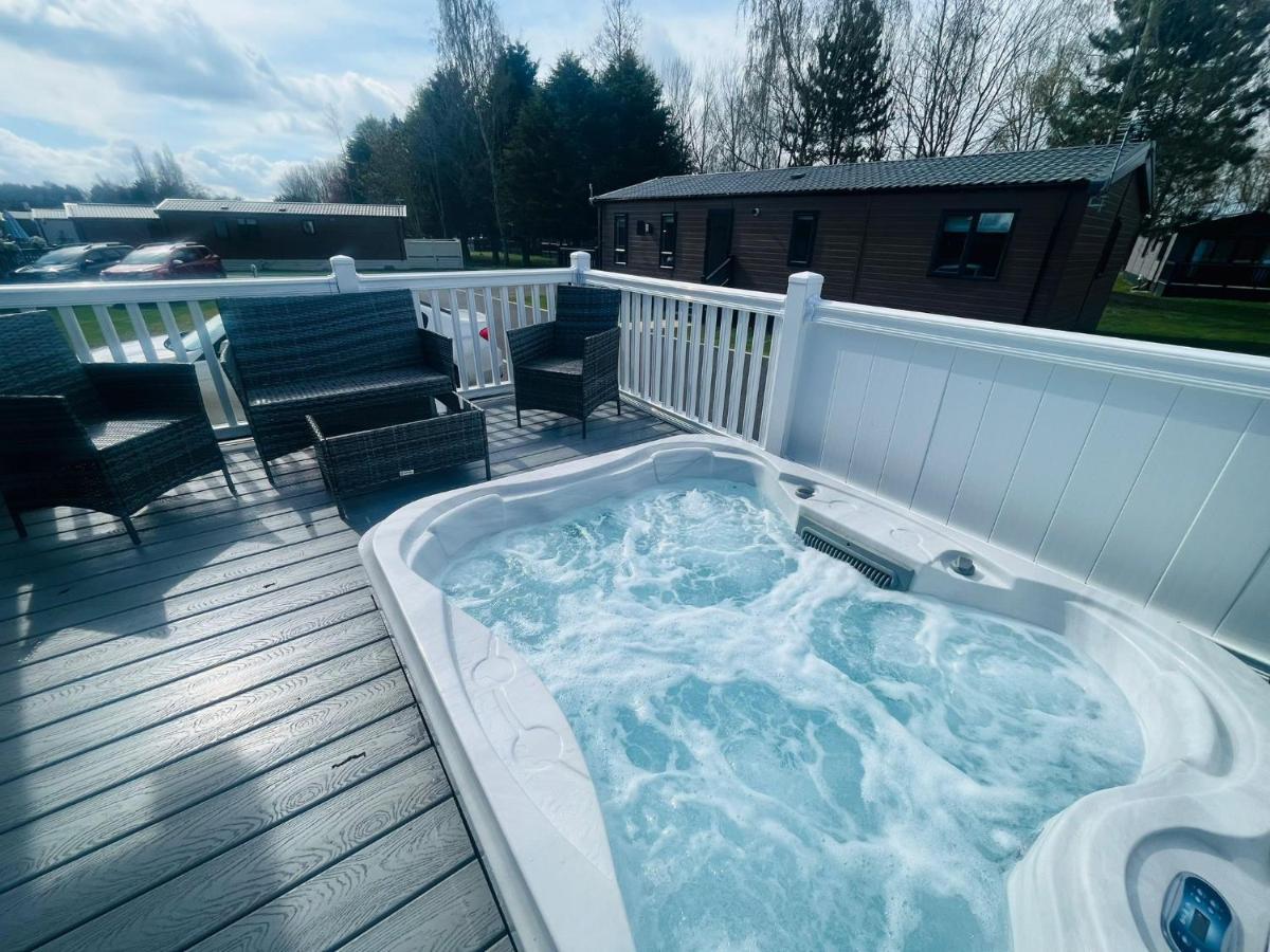 Evergreen Lodge With Hot Tub York Exterior photo